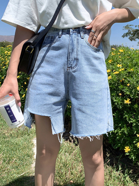 Дамски дънкови шорти с разкъсани мотиви 