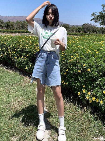 Дамски дънкови шорти с разкъсани мотиви 