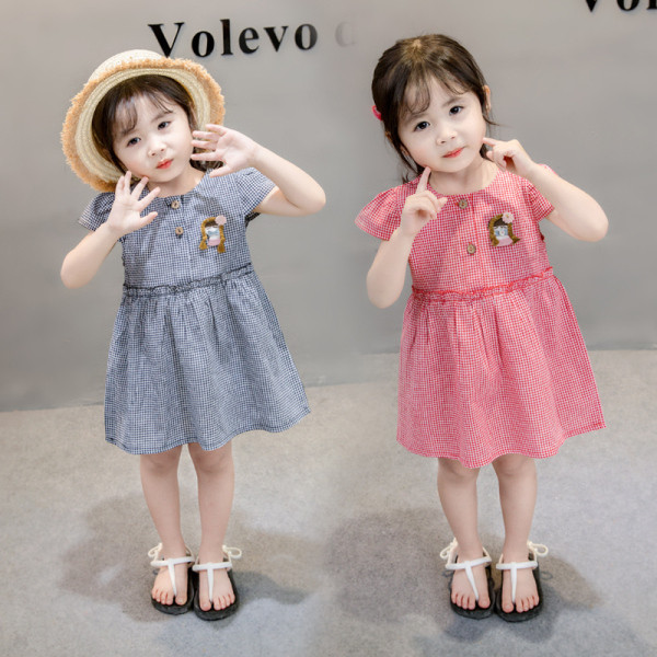 Стилна детска рокля с копчета и 3D елемент 