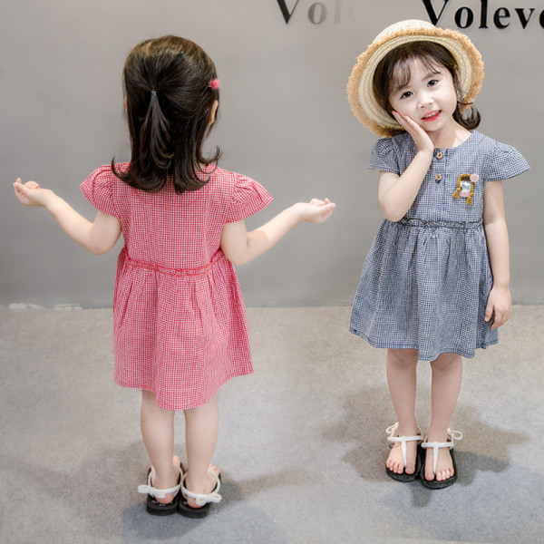 Стилна детска рокля с копчета и 3D елемент 