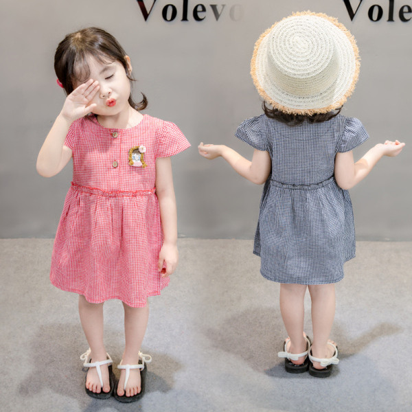 Стилна детска рокля с копчета и 3D елемент 