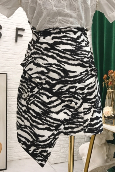 Актуална асиметрична пола с висока талия