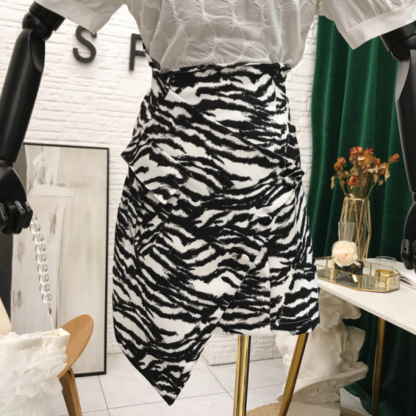 Актуална асиметрична пола с висока талия