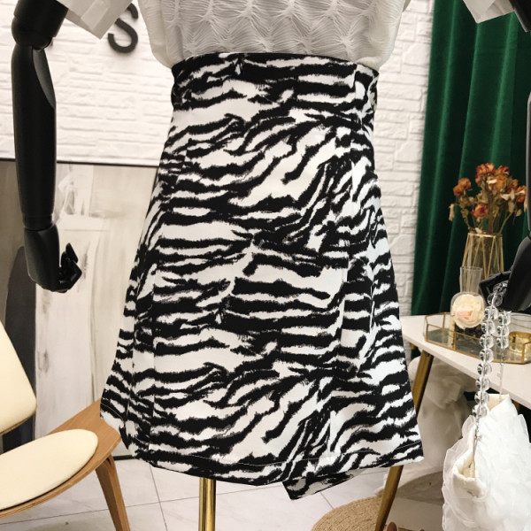 Актуална асиметрична пола с висока талия