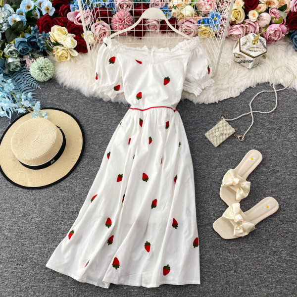 Разкроена дамска рокля с паднали ръкави и средна дължина