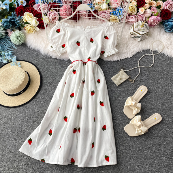 Разкроена дамска рокля с паднали ръкави и средна дължина