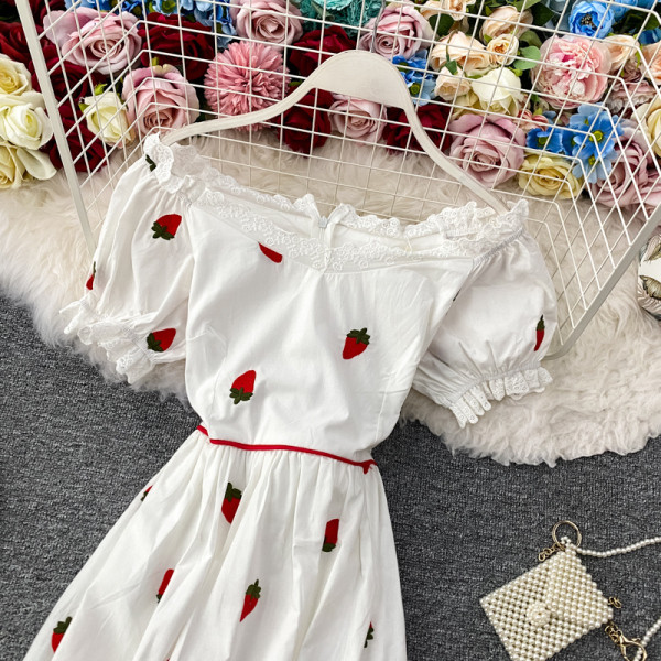 Разкроена дамска рокля с паднали ръкави и средна дължина