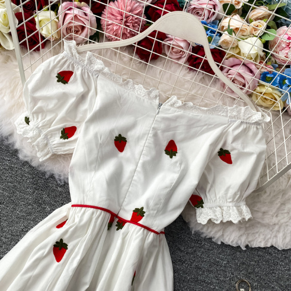 Разкроена дамска рокля с паднали ръкави и средна дължина