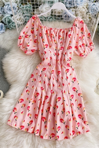 Къса дамска рокля с квадратно деколте и цветен десен