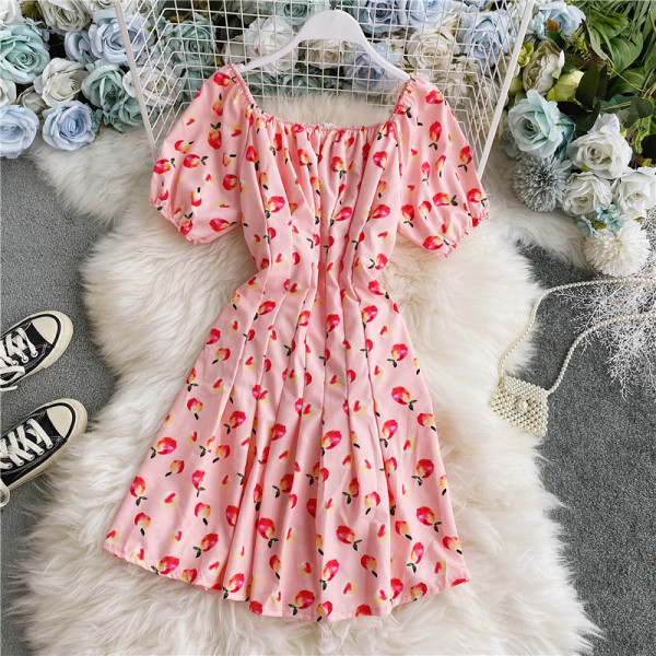 Къса дамска рокля с квадратно деколте и цветен десен