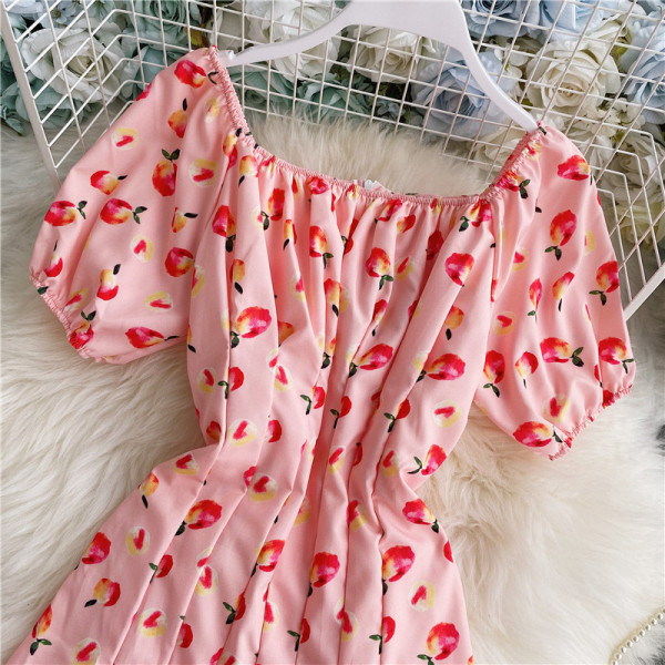 Къса дамска рокля с квадратно деколте и цветен десен