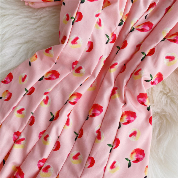 Къса дамска рокля с квадратно деколте и цветен десен