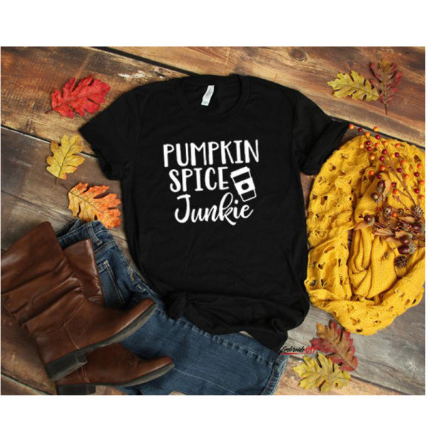 Дамска  ежедневна тениска с апликация и обло деколте 