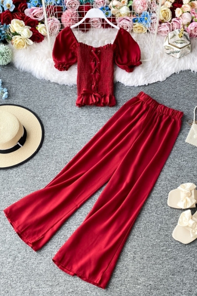 Модерен дамски комплект включващ еластична блуза и широк панталон