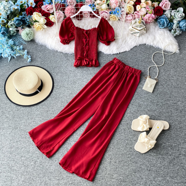 Модерен дамски комплект включващ еластична блуза и широк панталон