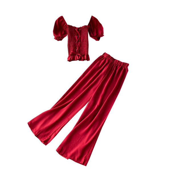 Модерен дамски комплект включващ еластична блуза и широк панталон