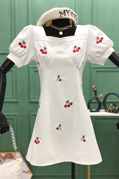 Нов модел дамска рокля с къс ръкав и бродерия