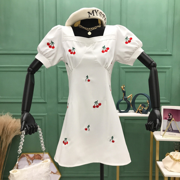 Нов модел дамска рокля с къс ръкав и бродерия