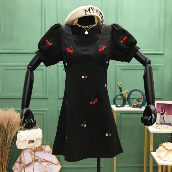 Нов модел дамска рокля с къс ръкав и бродерия