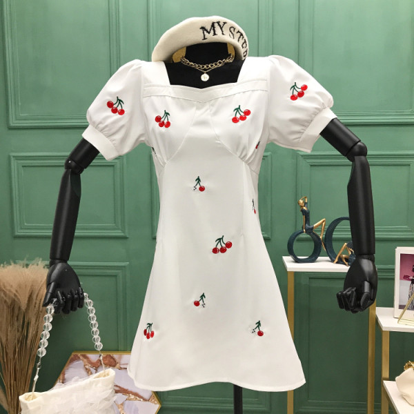 Нов модел дамска рокля с къс ръкав и бродерия