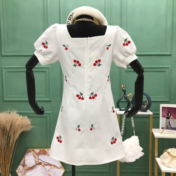 Нов модел дамска рокля с къс ръкав и бродерия