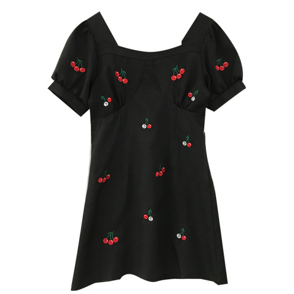 Нов модел дамска рокля с къс ръкав и бродерия