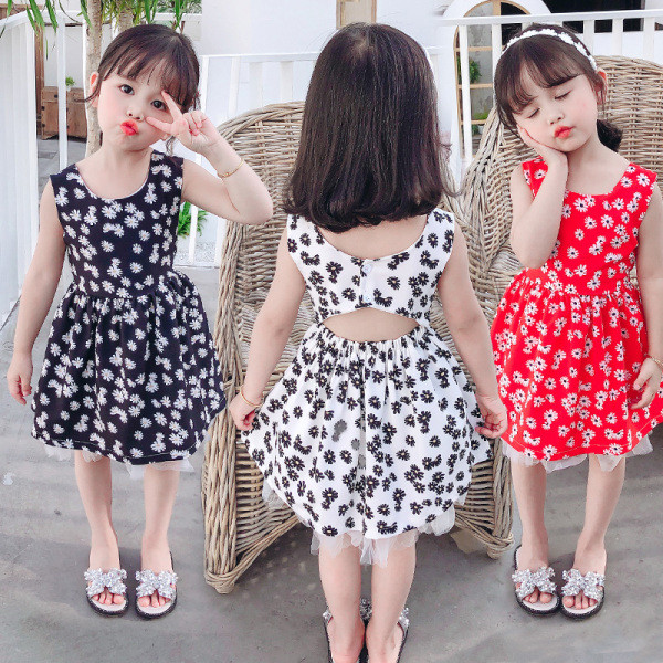 Актуална детска рокля с флорални мотиви и овално деколте