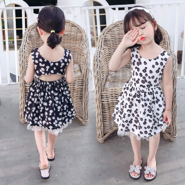 Актуална детска рокля с флорални мотиви и овално деколте