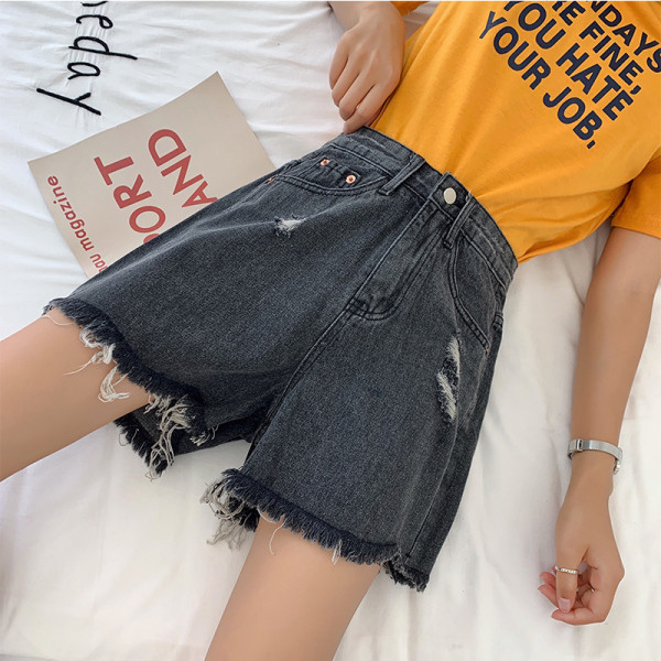 Къси дамски панталони широк модел с висока талия и скъсани мотиви