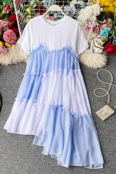 Двуцветна дамска асиметрична рокля с къс ръкав и овално деколте 