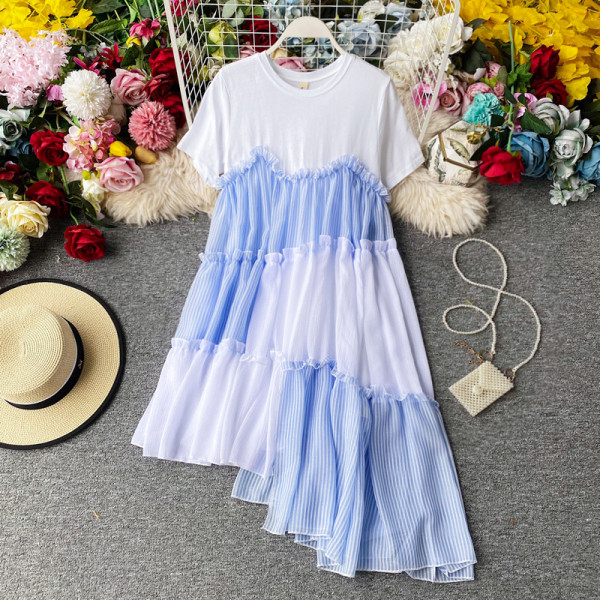 Двуцветна дамска асиметрична рокля с къс ръкав и овално деколте 