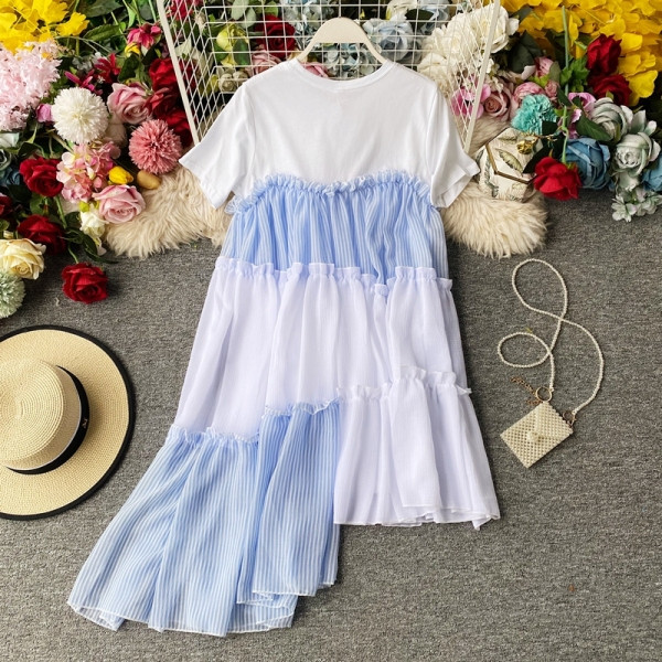 Двуцветна дамска асиметрична рокля с къс ръкав и овално деколте 