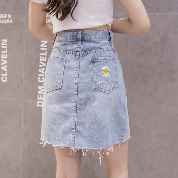 Модерна дамска дънкова пола с бродерия и джобове