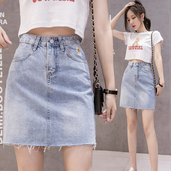 Модерна дамска дънкова пола с бродерия и джобове