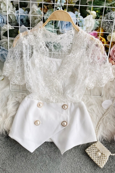 Елегантна дамска блуза с дантелени елементи и перлени копчета 