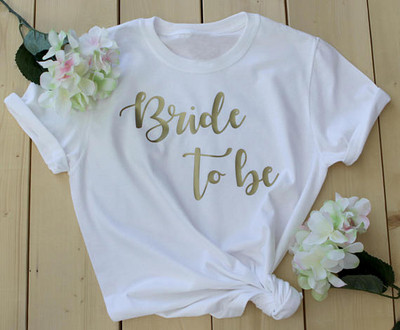 Tricou modern de damă cu decolteu rotund și inscripția „Bride to be”