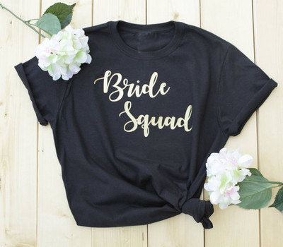 Modern női póló kerek nyakkivágással és "Bride to be" felirattal