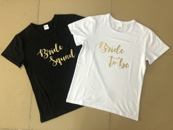 Дамска модерна тениска с обло деколте и  надпис ``Bride to be ``