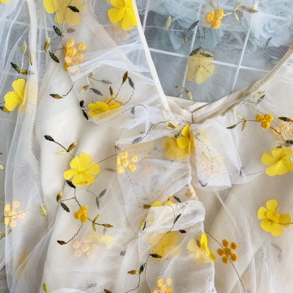 Мрежеста дамска риза с бродерия и шпиц деколте 