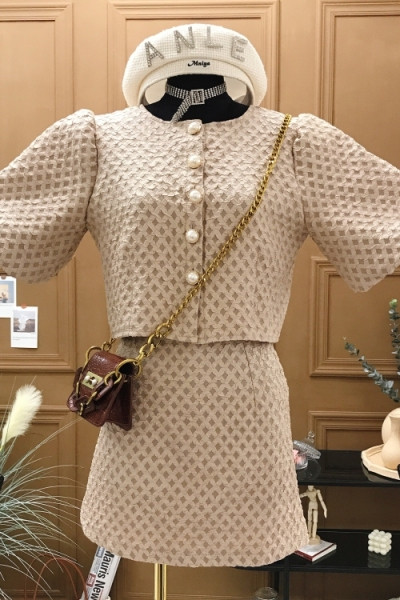 Стилен дамски комплект от две части с копчета