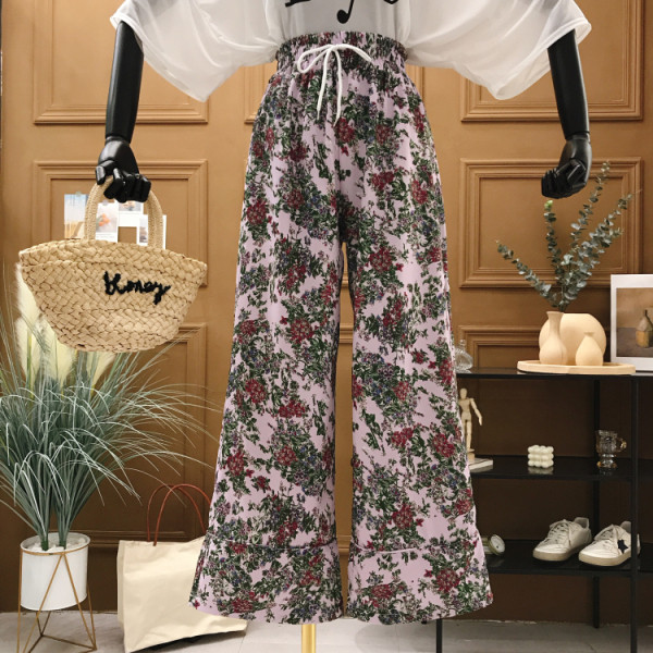 Широк дамски панталон с висока талия и флорален десен