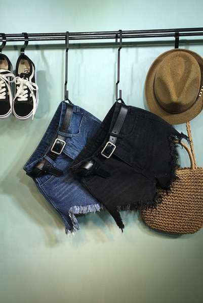 Ежедневни дамски къси дънки с  разкъсани мотиви 