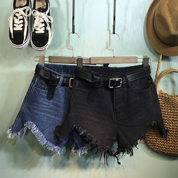 Ежедневни дамски къси дънки с  разкъсани мотиви 