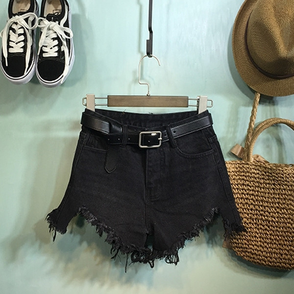 Ежедневни дамски къси дънки с  разкъсани мотиви 