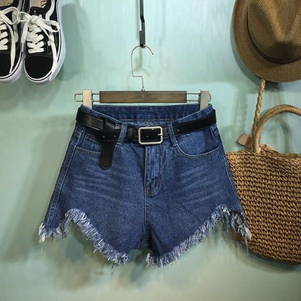 Ежедневни дамски къси дънки с  разкъсани мотиви 