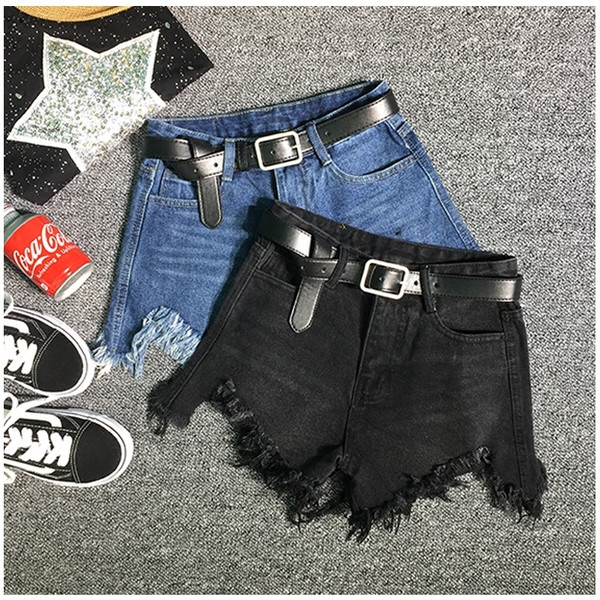 Ежедневни дамски къси дънки с  разкъсани мотиви 