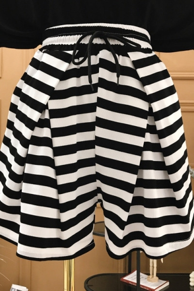 Раирани къси дамски панталони с еластична талия