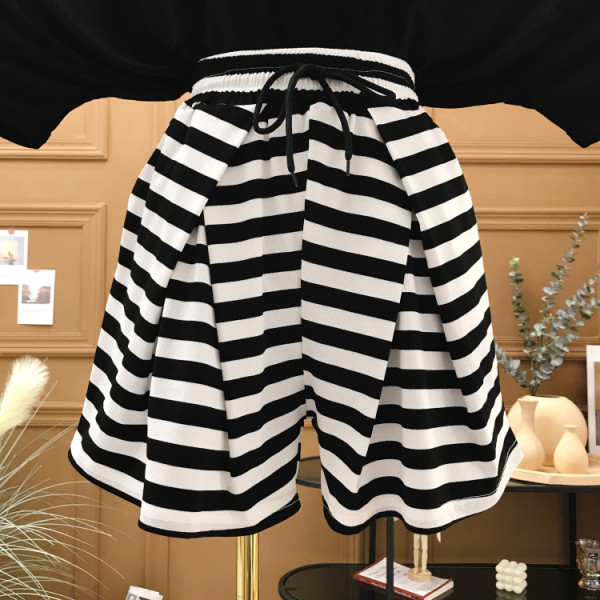 Раирани къси дамски панталони с еластична талия