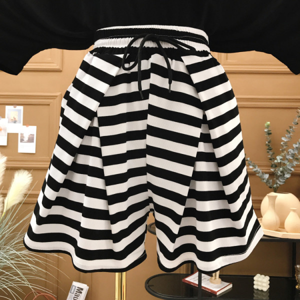 Раирани къси дамски панталони с еластична талия