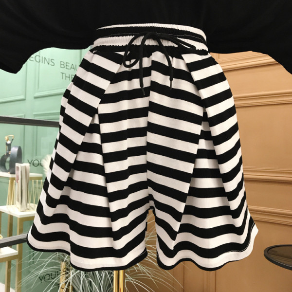 Раирани къси дамски панталони с еластична талия